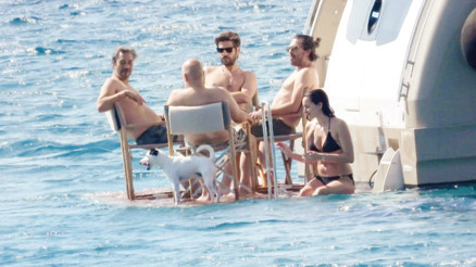 Denizde masa kurdular