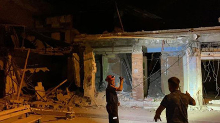 Osmaniyede ağır hasarlı binanın üst katı kendiliğinden çöktü