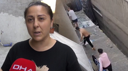 Balkona çıkan kadın neye uğradığını şaşırdı Biri yarı çıplak 3 kişiydiler