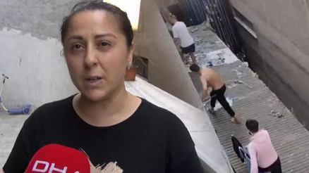 Balkona çıkan kadın neye uğradığını şaşırdı Biri yarı çıplak 3 kişiydiler