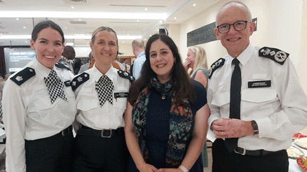 Londra polisi daha iyi bir Londra için halkla buluştu