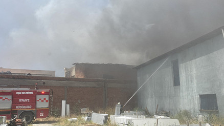 Uşakta tekstil fabrikasında çıkan yangın paniğe neden oldu