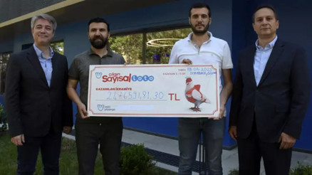 Makineye oynattığı 60 liralık kuponla tarihin en büyük ikramiyesini kazandı