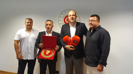 Başkonsolos’tan, İzzet Mafratoğlu’na tebrik