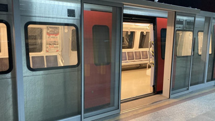 Kızılay istasyonuna peron ayırıcı kapı