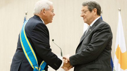 Türkiye karşıtı senatöre Rum Kilisesi’nden nişan