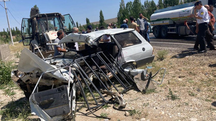 Niğdede feci kaza Minibüs ile otomobil çarpıştı: 2 ölü, 1 ağır yaralı