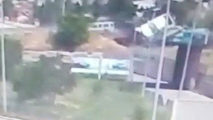 Otomobil ile kamyonet köprüden alt yola uçtu 1 çocuk, 3 yaralı