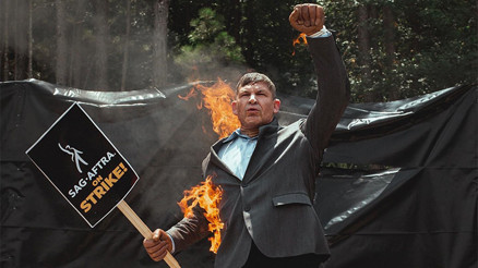Herkes korkuyla izledi… Yıldız oyuncuya ikizi kadar benzeyen adam bir anda kendini yaktı