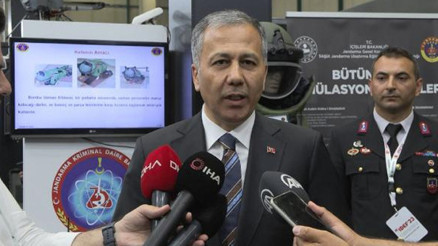 İçişleri Bakanı Yerlikaya IDEF Fuarını ziyaret etti