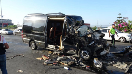 Turistleri taşıyan minibüs TIRa arkadan çarptı: 2 ölü