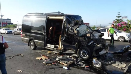 Alanyada tur minibüsü TIRa arkadan çarptı: 2 ölü, 10 yaralı