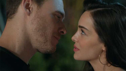 İlk kural: “gerçekten aşık olmamak…” Ateş ve Leyla’nın yakınlaştığı sahneler çok konuşulacak… İlk kural: “gerçekten aşık olmamak…” Ateş ve Leyla’nın yakınlaştığı sahneler çok konuşulacak…