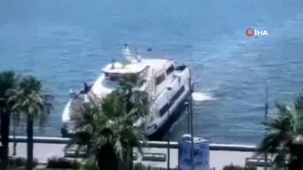 İzmirde yolcu gemisinin kıyıya çarpma anı kamerada