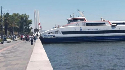 İzmirde kıyıdaki beton duvara yolcu gemisi çarptı İZDENİZden açıklama geldi