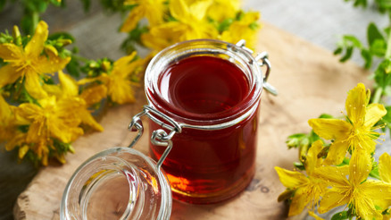 Kantaron yağı nasıl yapılır İşte evde kantaron yağı yapımı ve püf noktaları