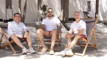 Adnan Kaya ve Mete Tamer Omur ile Şezlong Sohbetleri Yazlık tatil beldesinden ziyade Çeşme benim evim