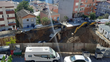 Sarıyerde yol çöktü: İki bina mühürlendi Deprem oluyor zannettik