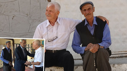 Zeki öğretmen, yarım asır sonra görev yaptığı köy okulunda öğrencileriyle buluştu Zeki öğretmen, yarım asır sonra görev yaptığı köy okulunda öğrencileriyle buluştu
