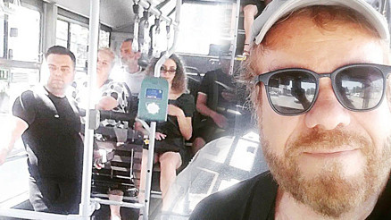 Ünlü şarkıcı toplu taşımada...  Tiflis’i otobüsle gezdi