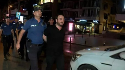 Kadıköyde denetime takılan alkollü sürücünün arkadaşları polise zor anlar yaşattı