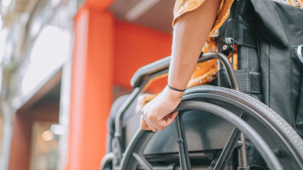 Baş ağrısını migren sandı, felç geçirdi Genç kadının görmezden geldiği o belirti neydi ‘30 günlük bebekten 18 yaşındaki gence kadar görülüyor’