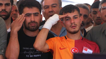 Şehit cenazesinde gözyaşları sel oldu... Ağabeylerini asker selamıyla uğurladılar