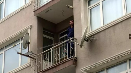 Avcılarda bir kişi balkonda mahsur kaldı, polis eşliğinde kurtarıldı Avcılarda bir kişi balkonda mahsur kaldı, polis eşliğinde kurtarıldı