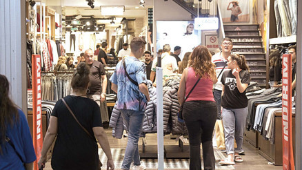 Gecenin 3ünde tıklım tıklım... Beyoğlu’nda mağazalar çift vardiya çalışıyor