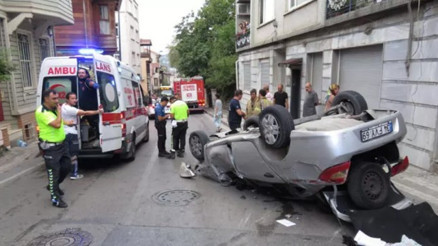 Üsküdarda aydınlatma direğine çarpan otomobil takla attı: 5 yaralı