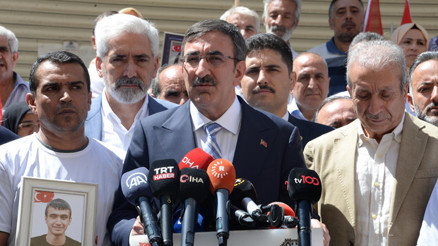Cumhurbaşkanı Yardımcısı Yılmazdan Diyarbakır Annelerine ziyaret: Annelerin yüreği, annelerin kalbi kazanacak Cumhurbaşkanı Yardımcısı Yılmazdan Diyarbakır Annelerine ziyaret: Annelerin yüreği, annelerin kalbi kazanacak