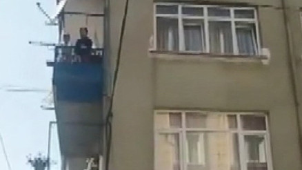 Esenlerde korku dolu anlar Balkona çıkıp Beni bu adamdan kurtarın diye bağırmaya başladı