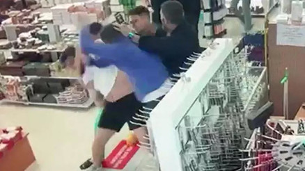 Dinlenme tesisinde ücretsiz yemek kavgası O anlar kamerada
