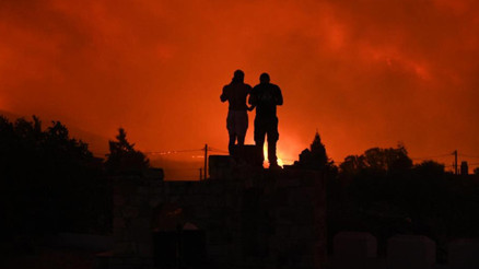 Komşu orman yangınları ile mücadele ediyor 18 kişinin cansız bedenine ulaşıldı