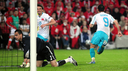 İsviçre ile Türkiye arasındaki unutulmaz maçın yıldızları depremzedeler için sahada