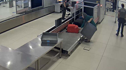 Başkasına ait valizi aldı, panikle havalimanına gelince yakalandı