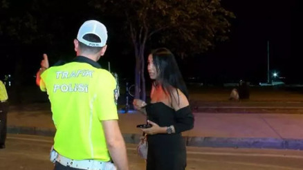 Trafik denetimlerine yakalanan ehliyetsiz sürücü: Şimdi ararım ve buraya yığarım Trafik denetimlerine yakalanan ehliyetsiz sürücü: Şimdi ararım ve buraya yığarım