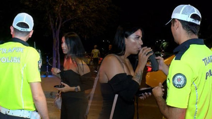 Ehliyetsiz yakalandı, ekiplere tepki gösterdi: Şimdi ararım ve buraya yığarım Ehliyetsiz yakalandı, ekiplere tepki gösterdi: Şimdi ararım ve buraya yığarım