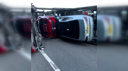 İngiltere’de 9 lüks otomobili taşıyan nakliye aracı devrildi
