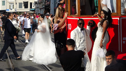 Çiftlerden İstiklal Caddesinde düğün fotoğrafı