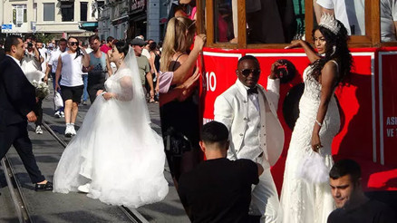 Çiftlerden İstiklal Caddesinde düğün fotoğrafı