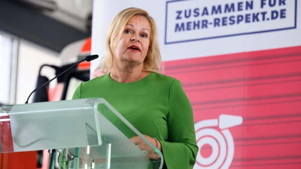 ‘Ne yazık ki koronavirüs hâlâ burada’ diyerek duyurdu..