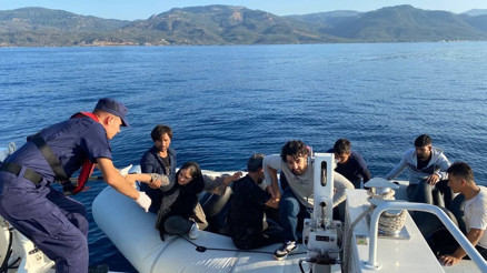 Çanakkale açıklarında 18 kaçak göçmen kurtarıldı