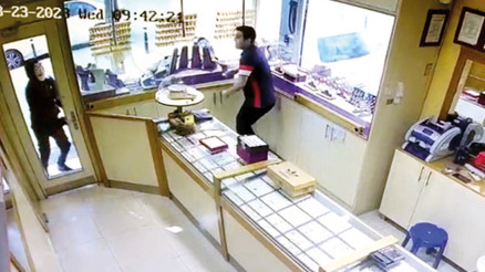 ‘Sürreal’ soygun Salvador Dali maskesi takıp kuyumcu bastılar