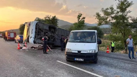 Denizli’de düğüne gidenleri taşıyan otobüsün karıştığı trafik kazasında, yol havadan görüntülendi