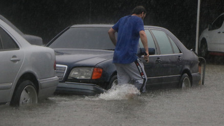 Samsunda yollar göle döndü; ev ve iş yerlerini su bastı... Otobüs ve tramvay seferleri iptal edildi Samsunda yollar göle döndü; ev ve iş yerlerini su bastı... Otobüs ve tramvay seferleri iptal edildi