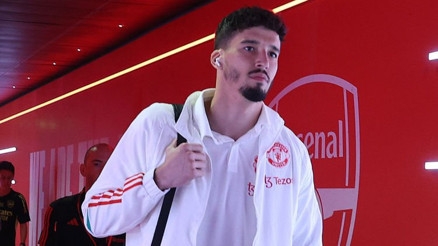 Manchester United’da Altay Bayındıra büyük onur