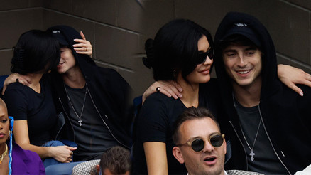 Aşklarını saklamaktan vazgeçtiler: Ünlü çift sarmaş dolaş