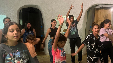 Kolombiyalı doktorlardan, depremzede çocuklar için moral dansı