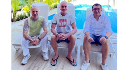 Adnan Kaya ve Mete Tamer Omur ile Şezlong Sohbetleri 15 dil bilen Niko yaşamak için Kuşadası’nı seçti